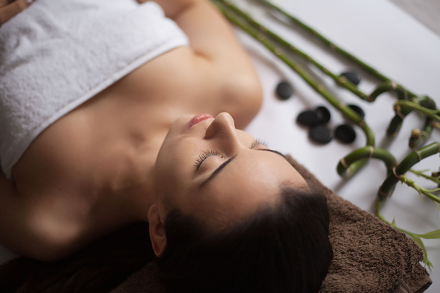 Terapia con bambú y piedras calientes